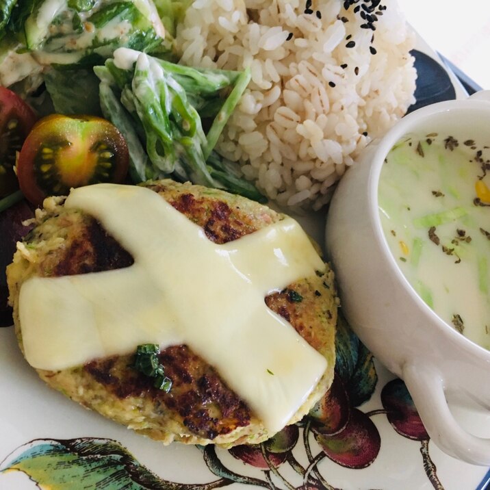 鯖缶とブロッコリーの芯と豆腐のチーズハンバーグ